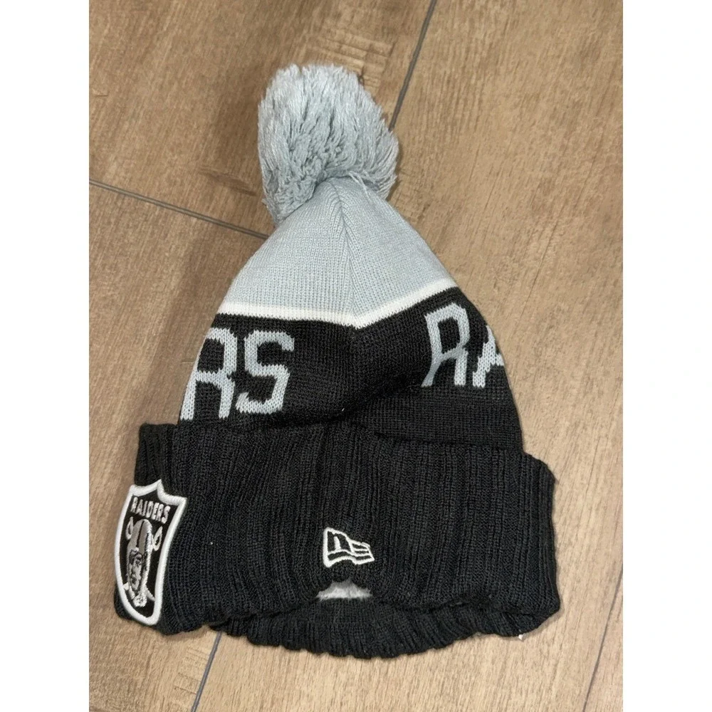 New Era Kids Las Vegas Raiders Pom Pom Beanie Hat Black Silver NFL